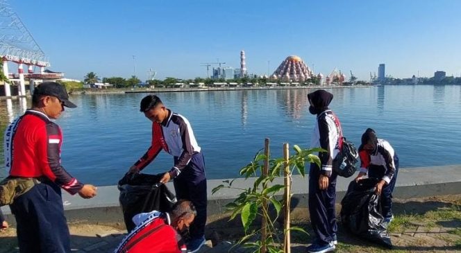 
					PERINGATI HARI PENDIDIKAN TNI AL KE-78 TAHUN 2024, PRAJURIT SATLINLAMIL 3 IKUT SERTA LAKSANAKAN BERSIH PANTAI DI MONUMEN MNEK MAKASSAR