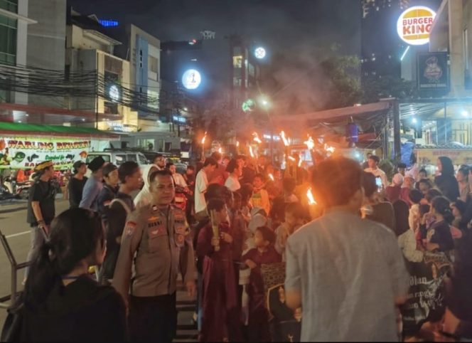 
					Pawai Obor Sambut Ramadhan 1446 H/2025 M Warga RW 01, Bhabinkamtibmas Benhil Monitoring Dan Bantu Kelancaran