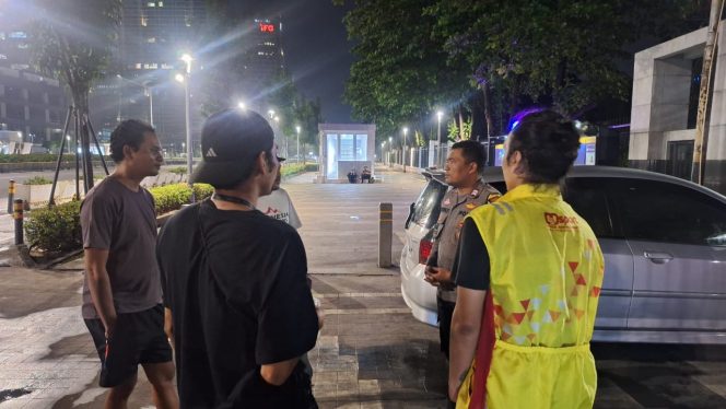 
					Bhabinkamtibmas Gelora Berikan Imbauan Kepada Pemuda Yang Nongkrong Pedestarian