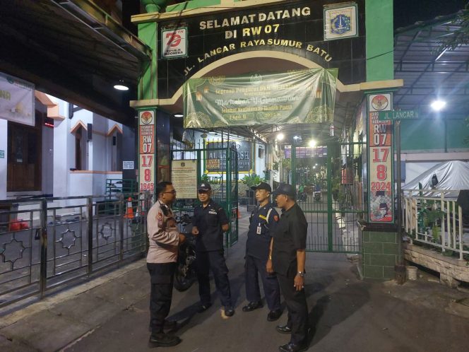 
					Bhabinkamtibmas Sumur Batu Intensifkan Patroli, Pastikan Keamanan Wilayah RW 007 di Bulan Ramadhan