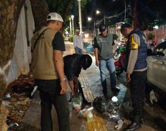 
					Bhabinkamtibmas Bersama FKDM Membubarkan Remaja Nongkrong Larut Malam Di Jalan Bonang