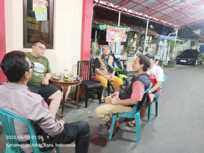 
					Gerakan Sunyi Penjaga Kampung, Bhabinkamtibmas Sambangi Pos Kamling RW 07 di Tengah Malam