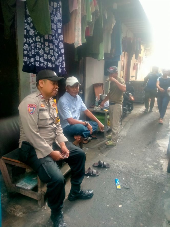 
					Patroli Humanis Aiptu Hendro, Ajak Ketua RW 08 dan Warga Tanah Tinggi Jaga Keamanan Bersama
