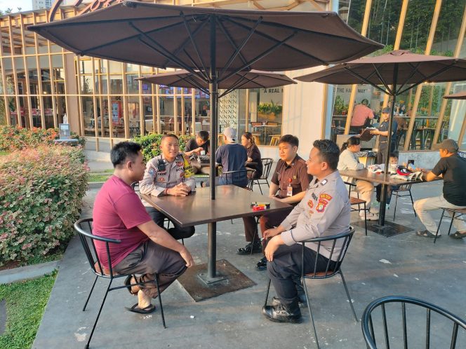 
					Bhabinkamtibmas Kebon Kosong Sambangi Lokasi Usaha, Ajak Bersama Jaga Keamanan