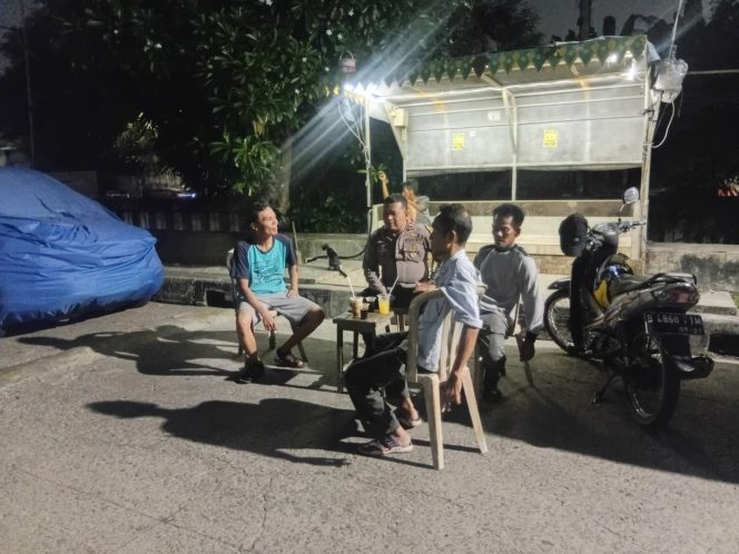 
					Bhabinkamtibmas Duri Pulo sambang Pos Satkamling RW 12, bangun kedekatan dan jaga semangat warga