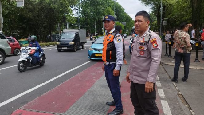
					Polsek Sawah Besar Amankan Ibadah Jumat di Masjid Istiqlal, Wujud Pelayanan Polri untuk Umat
