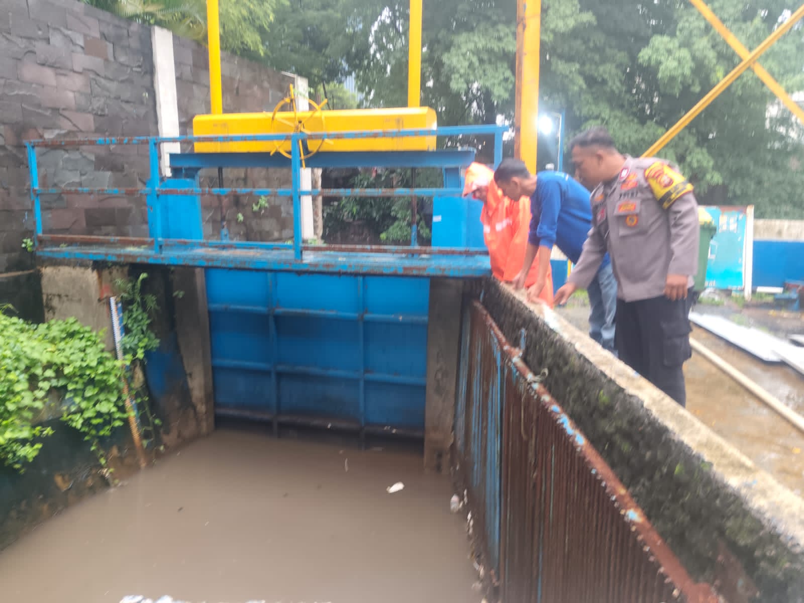 Hujan Tiada Henti Pagi Hari, Bhabinkamtibmas Kelurahan Benhil Cek Kesiapan Pompa Air