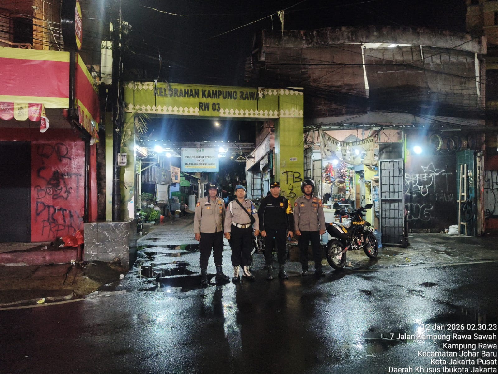 Hujan Mewarnai Patroli Cipta Kondisi Dini Hari, Polisi Jaga Kondusivitas Johar Baru