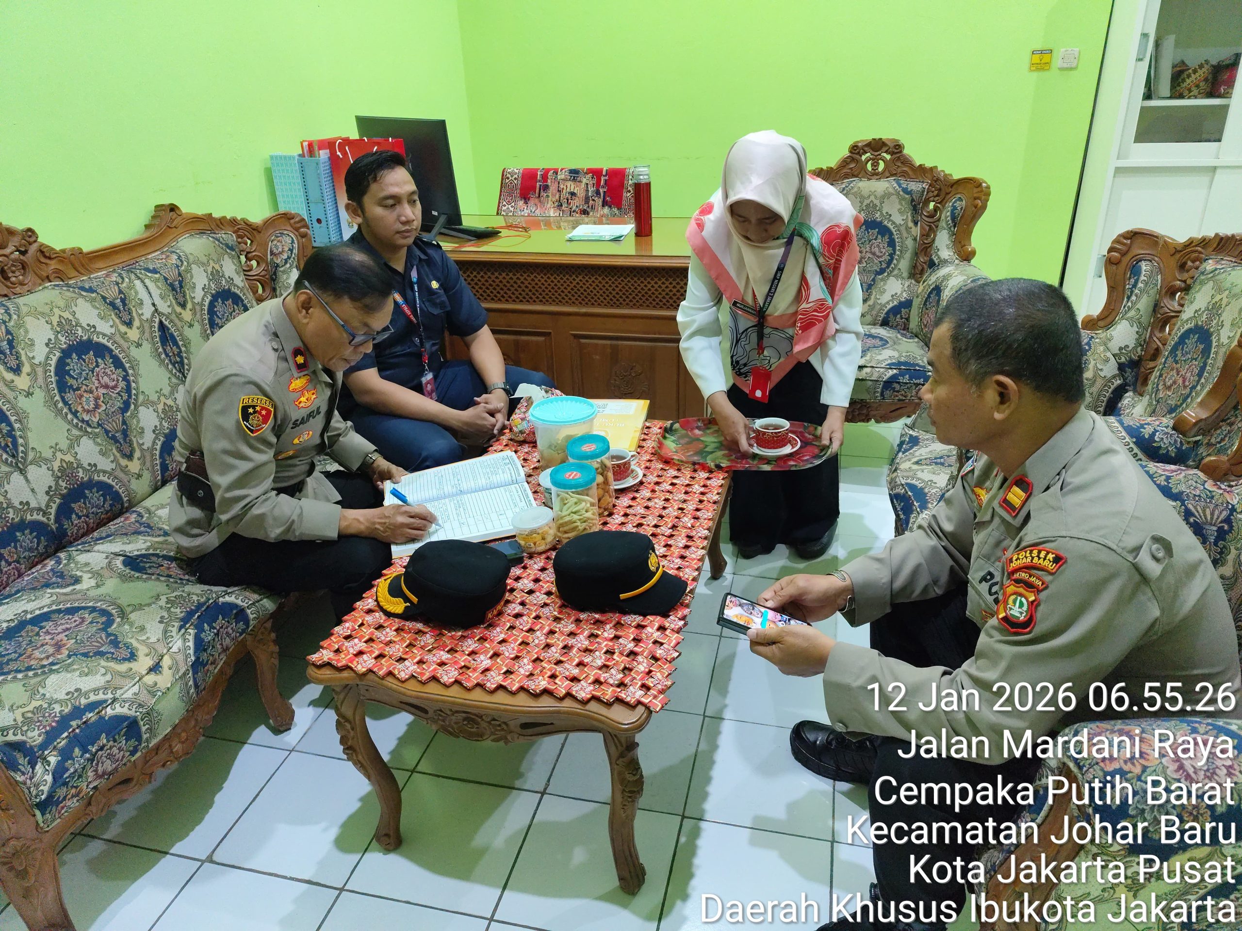 Polsek Johar Baru Perkuat Silaturahmi dengan Sekolah, Kapolsek Kunjungi SMP Negeri 2 Jakarta