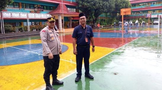 Hujan Deras Warnai Kehadiran Polisi di SMAN 30 Jakarta, Polri Tetap Bangun Kedekatan dengan Pelajar