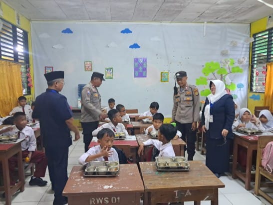 Meski Diguyur Hujan Deras, Polisi Tetap Hadir Beri Edukasi dan Rasa Aman bagi Siswa SDN 01 Pagi Rawasari