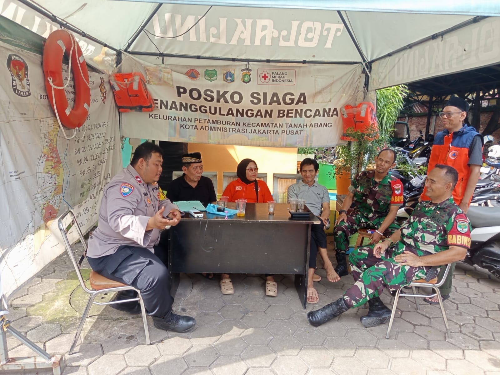 Siaga Hadapi Bencana, Bhabinkamtibmas Petamburan Cek Posko Bersama Tiga Pilar