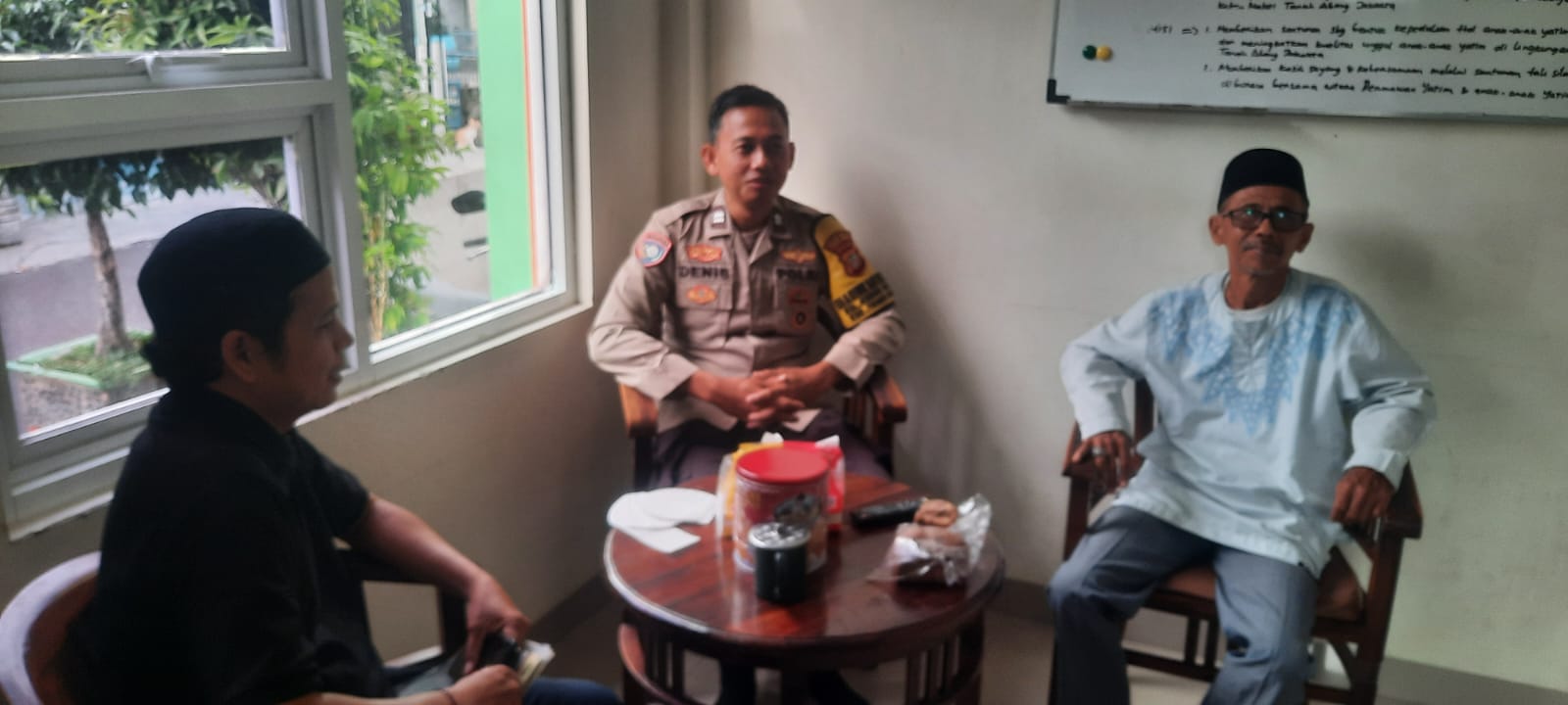 Bhabinkamtibmas Kebon Melati Sambangi Tokoh Masyarakat, Imbau Warga Waspada Musim Hujan