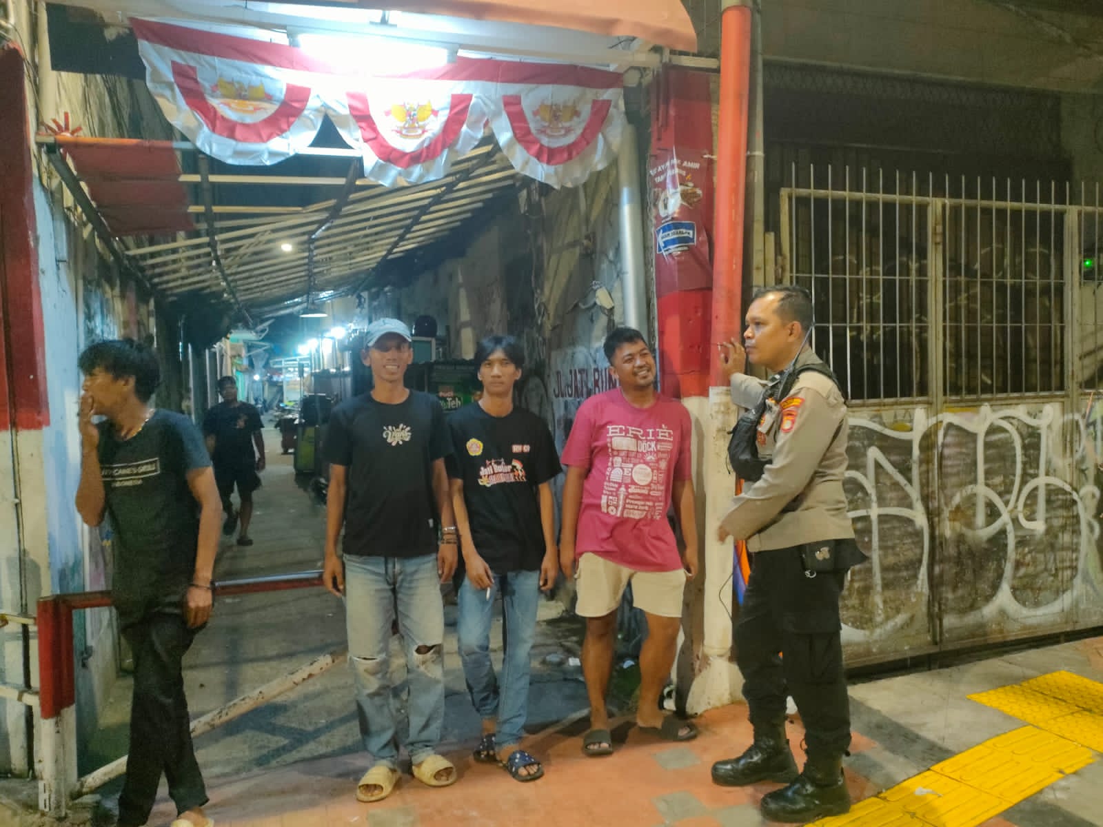 Malam Hari, Patroli 1051 Tanah Abang Sosialisasikan Barcode “Sahabat Polisi” kepada Warga Kebon Kacang