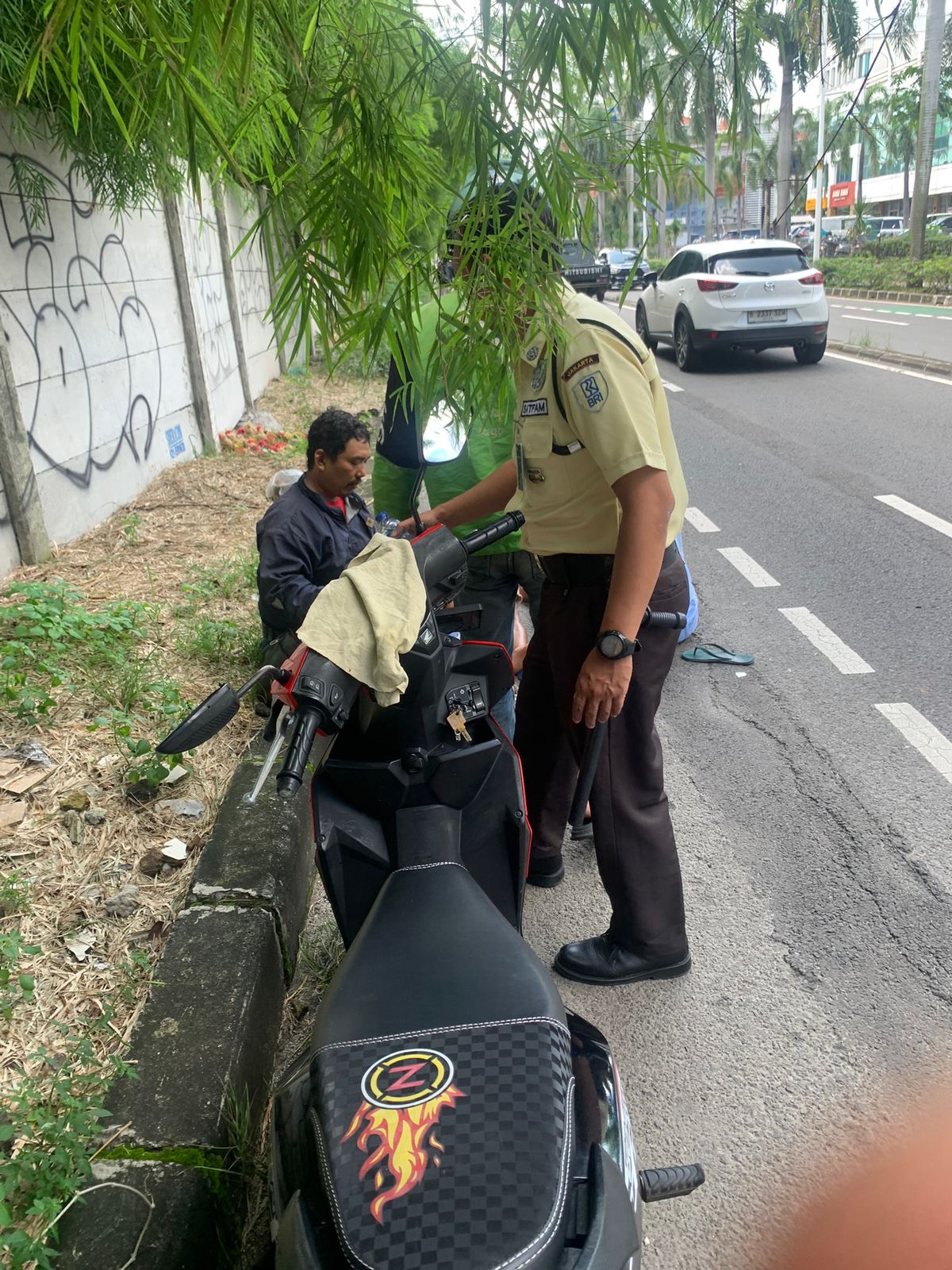 BRI KC Jakarta Puri Niaga Sigap Berikan Pertolongan kepada Warga Sekitar yang Mengalami Kecelakaan