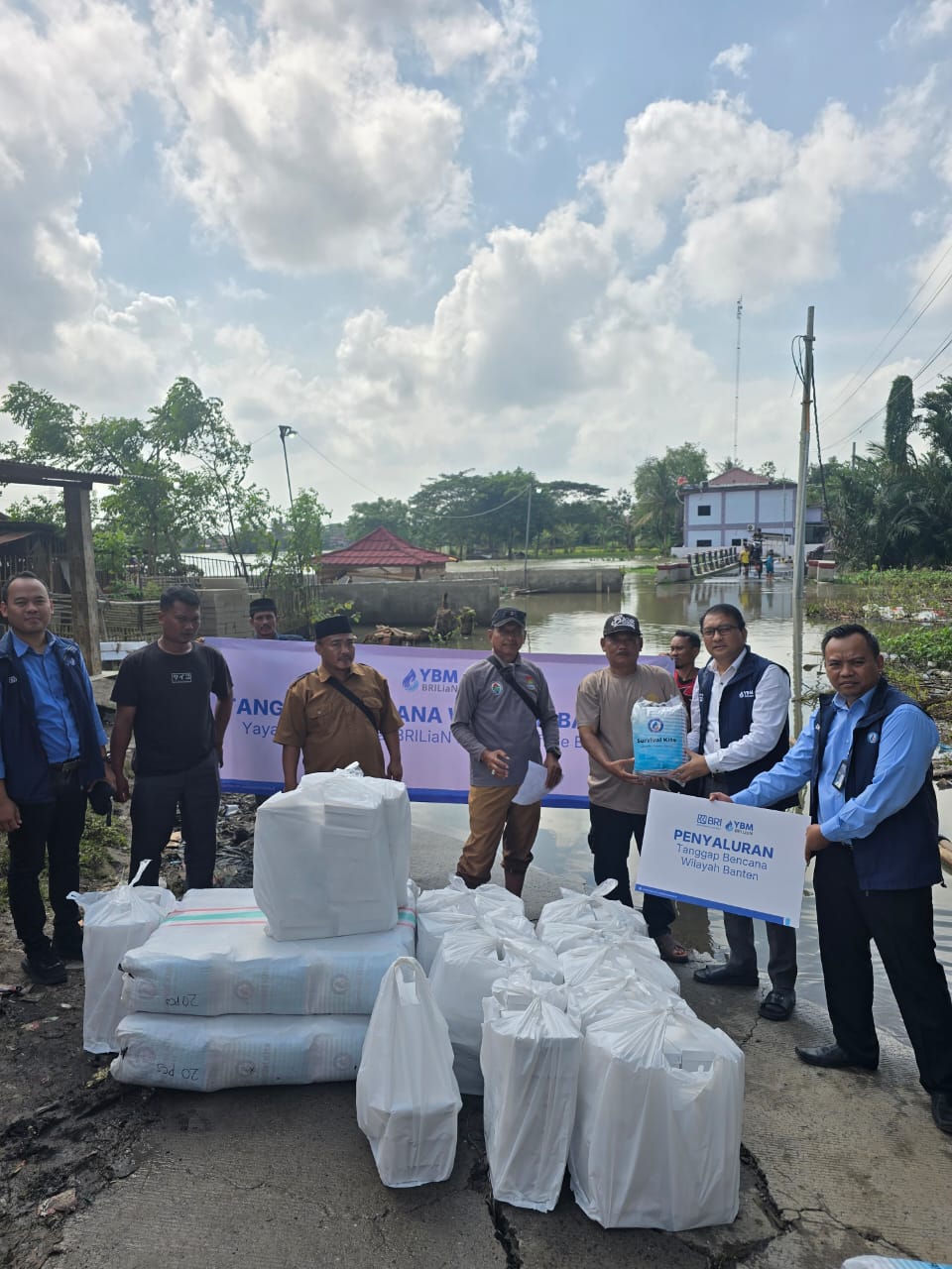 BRI Balaraja Bersama Yayasan Baitul Mal BRI Salurkan Bantuan bagi Korban Banjir di Kresek, Desa Pasir Ampo
