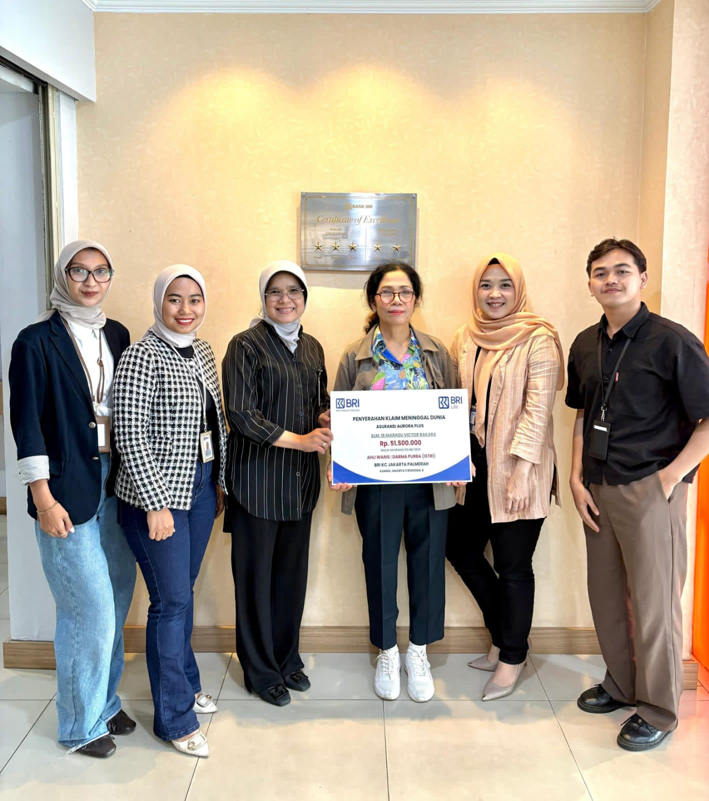 BRI Kanca Palmerah Serahkan Klaim Meninggal Dunia Produk AURORA PLUS kepada Ahli Waris Nasabah