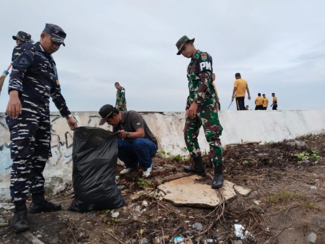 
					Dukung Indonesia Asri, Pos TNI AL Mukomuko Bersinergi Laksanakan Kebersihan Pantai Abrasi