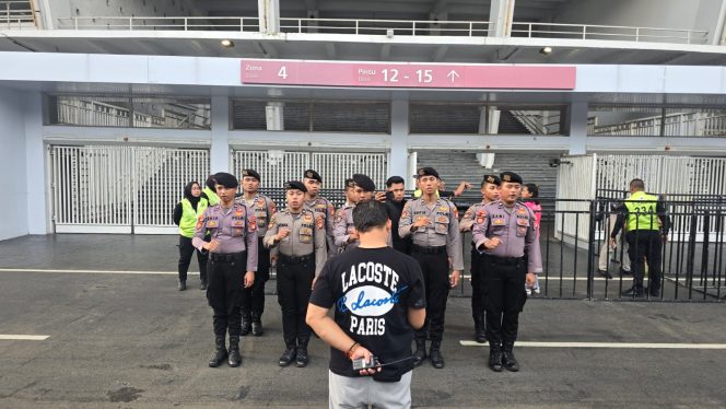 
					Personel Zona 4 Siaga Amankan Pertandingan Persija Jakarta vs Arema Malang FC