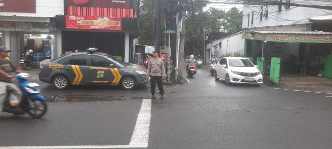 
					Personel Polsek Tanah Abang Laksanakan Pengaturan Lalu Lintas Pagi Di Pertigaan Jl. Mutiara Benhil