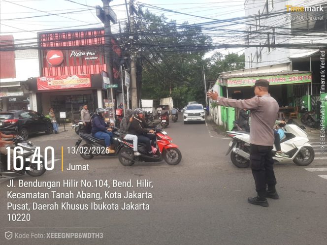 
					Personel Polsek Metro Tanah Abang Intensifkan Pengaturan Lalin Sore Hari di Pertigaan Mutiara Benhil, Situasi Aman Terkendali