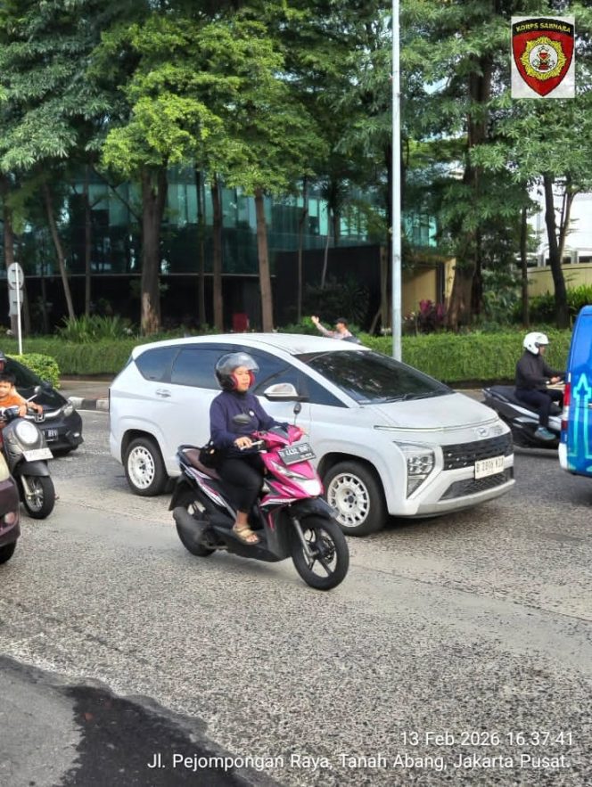 
					Strong Point Sore Hari di TL Pejompongan, Polsek Metro Tanah Abang Pastikan Arus Lalin Ramai Lancar