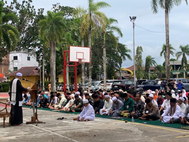 
					Shalat Istisqa Bersama, Danlanal Bintan dan Warga Tanjungpinang Memohon Hujan Untuk Bumi yang Kering
