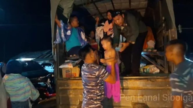 
					Personel Lanal Sibolga Evakuasi Ibu dan Balita Korban Banjir di Tukka Kabupaten Tapanuli Tengah
